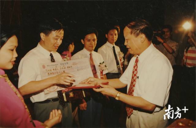 1994年珠海1993年度科技进步突出贡献奖励大会召开，陈利浩作为首席获奖者摘得珠海市科技重奖特等奖。